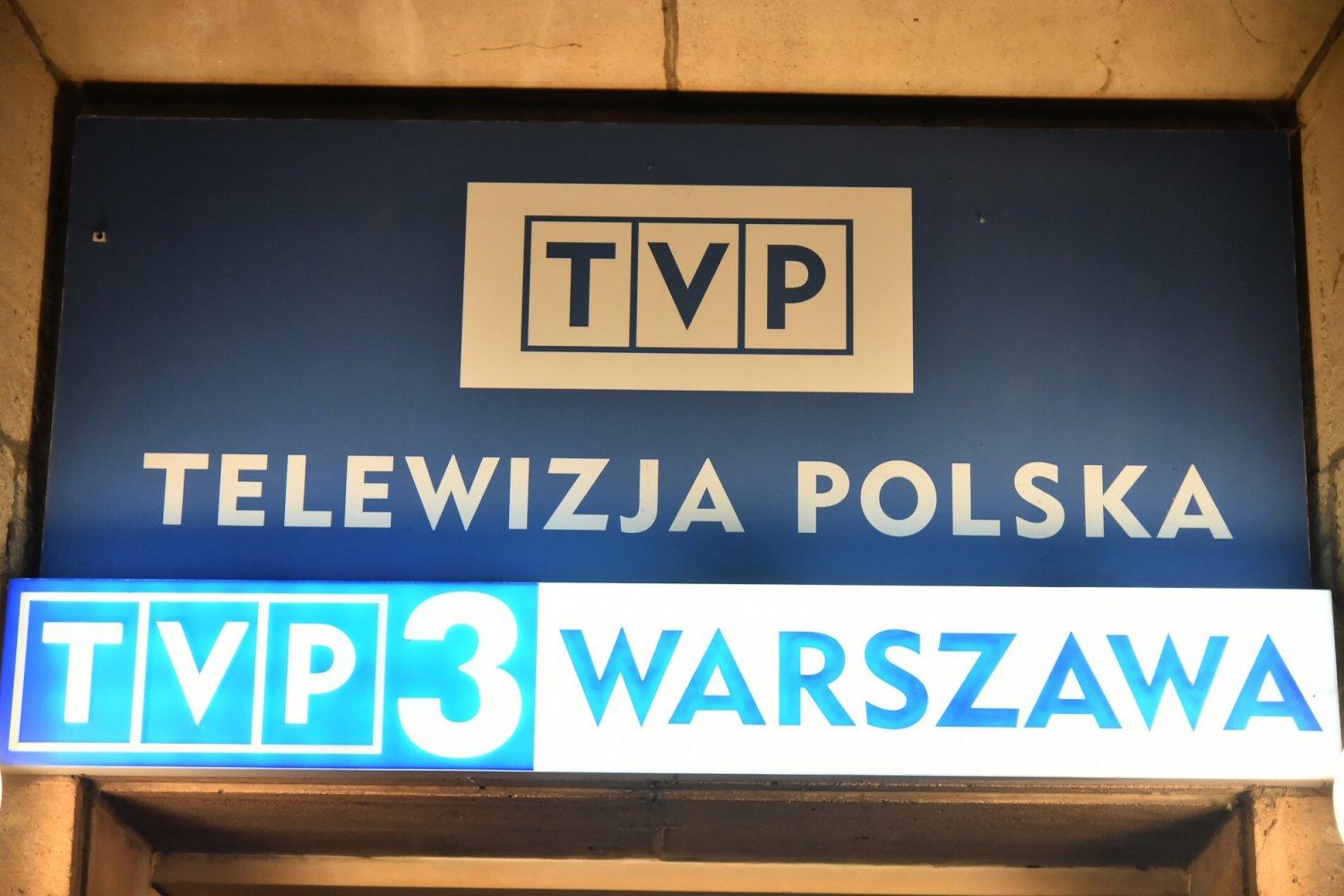 Skandal w TVP za PiS. Płytki na remont miały trafić w całkiem inne miejsce.