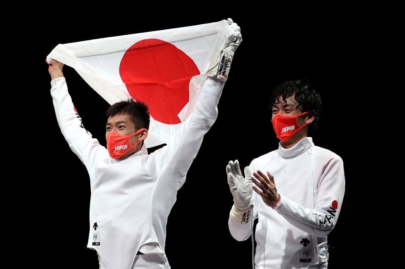 Piątek w szermierce mężczyzn (szabla) należał do reprezentacji Japonii. W finale pokonali Rosjan