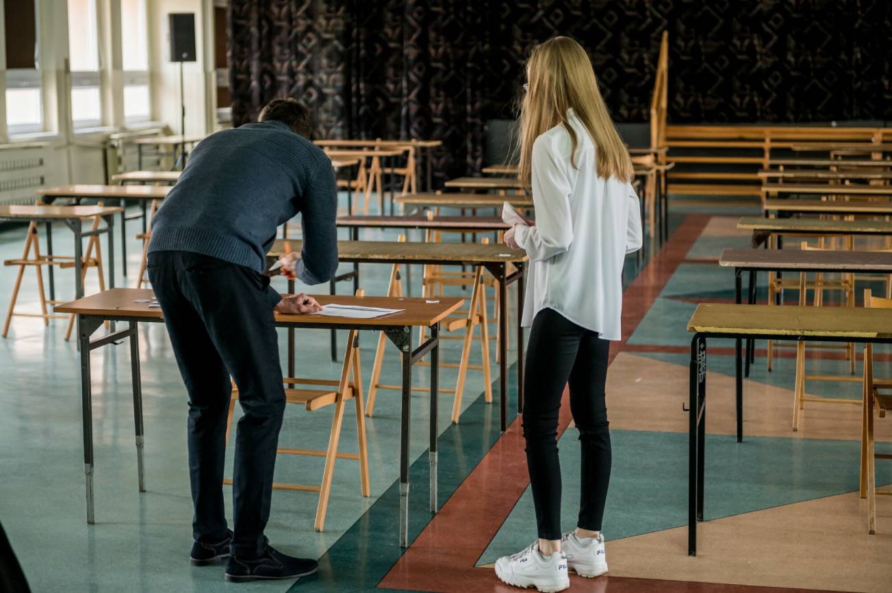 Nauczyciele wzywani do sprawdzania matur SMS-ami. Bojkotują CKE