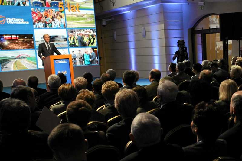 Donald Tusk podsumowuje 5 lat rządów na Radzie Krajowej PO.