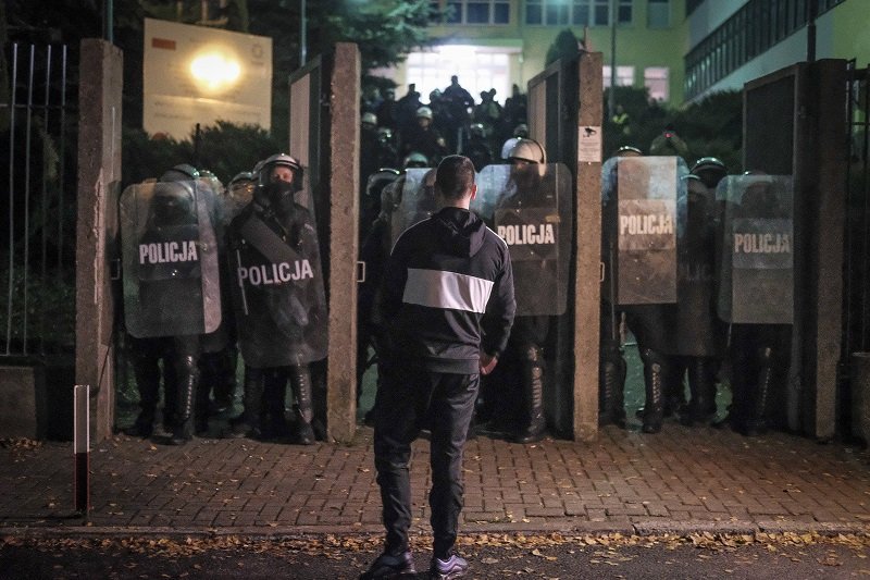 Przed komendą w Koninie stanęli policjanci z tarczami. To efekt ostatnich zamieszek po śmierci 21-latka.