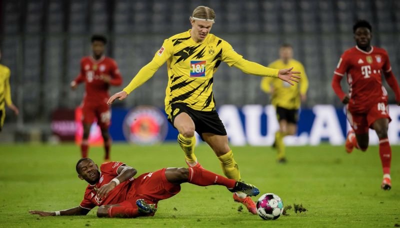 Erling Haaland w koszulce z tęczowym motywem podczas meczu z Bayernem Monachium