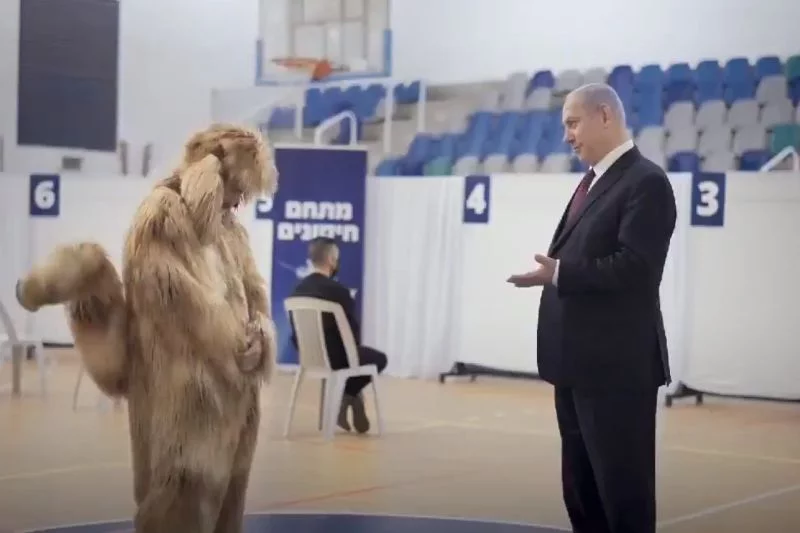 Premier Izraela namawia do szczepień w zabawnym spocie reklamowym.