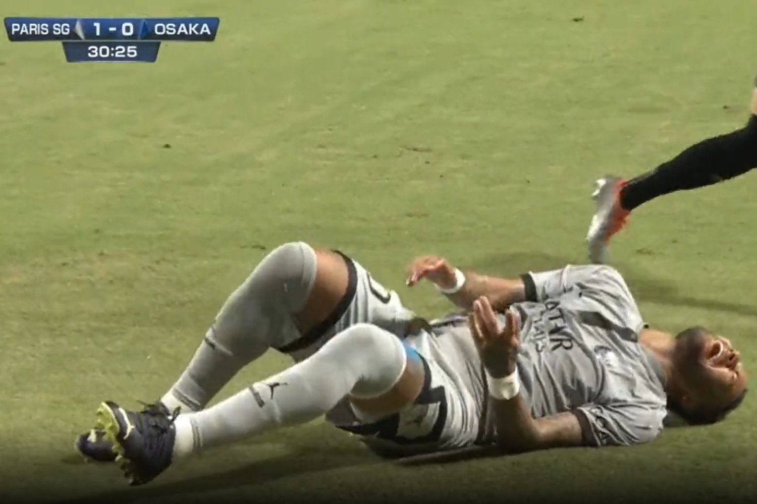 Neymar symulował faul w meczu PSG-Gamba Osaka.