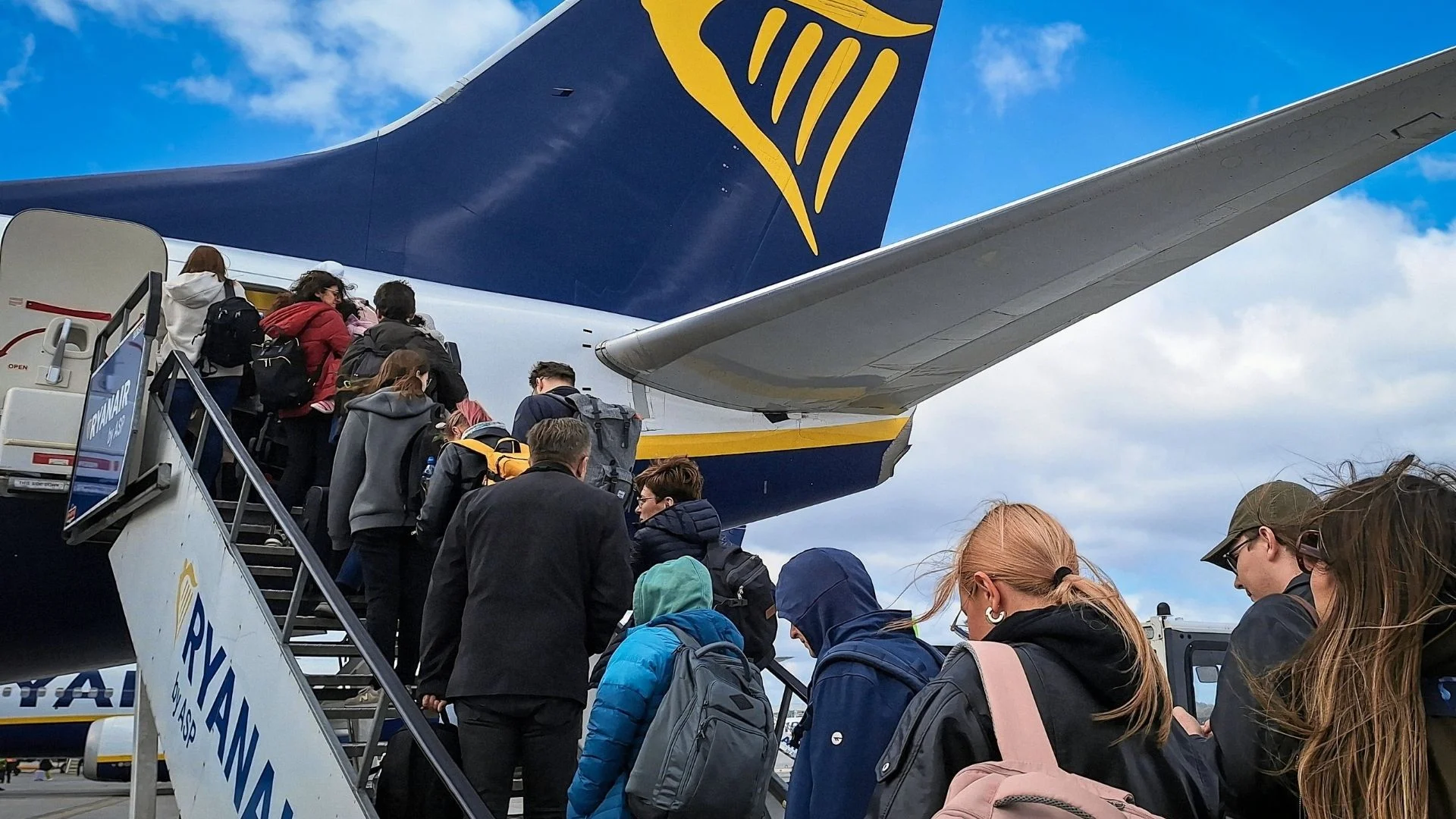 Pasażerowie Ryanaira Pasażerowie wsiadający do samolotu Ryanaira