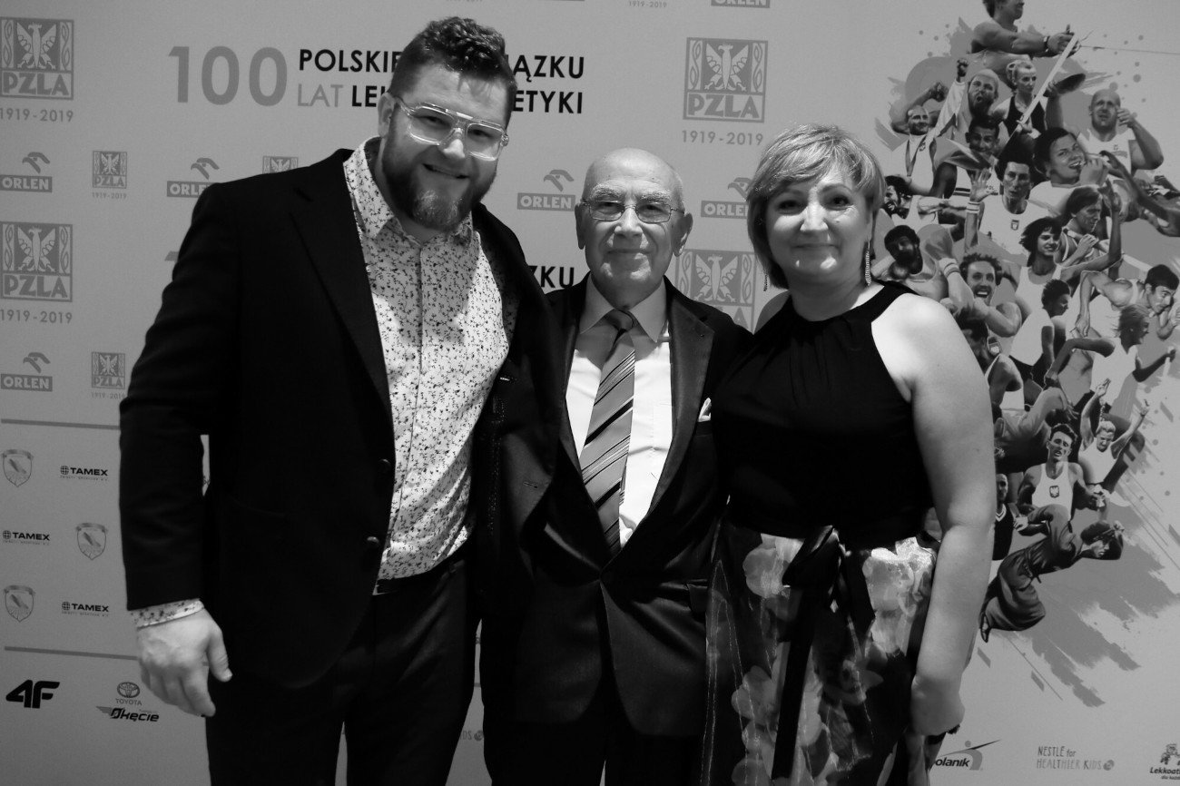 Trener Czesław Cybulski (w środku) w towarzystwie swojego byłego podopiecznego Pawła Fajdka oraz Jolanty Kumor.