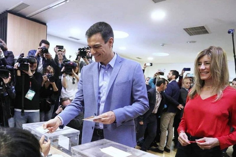 Pedro Sanchez i jego socjalistyczna partia wygrywają wybory w Hiszpanii.
