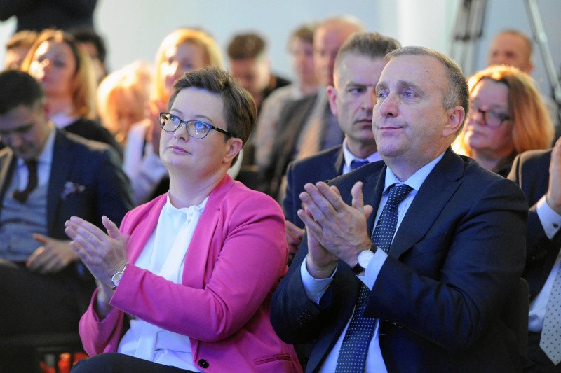 Platforma Obywatelska zleciła sondaż poparcia partii politycznych. Spada PiS, wzrasta Kukiz'15. Pierwszy raz uwzględniono koalicję PO i Nowoczesnej.