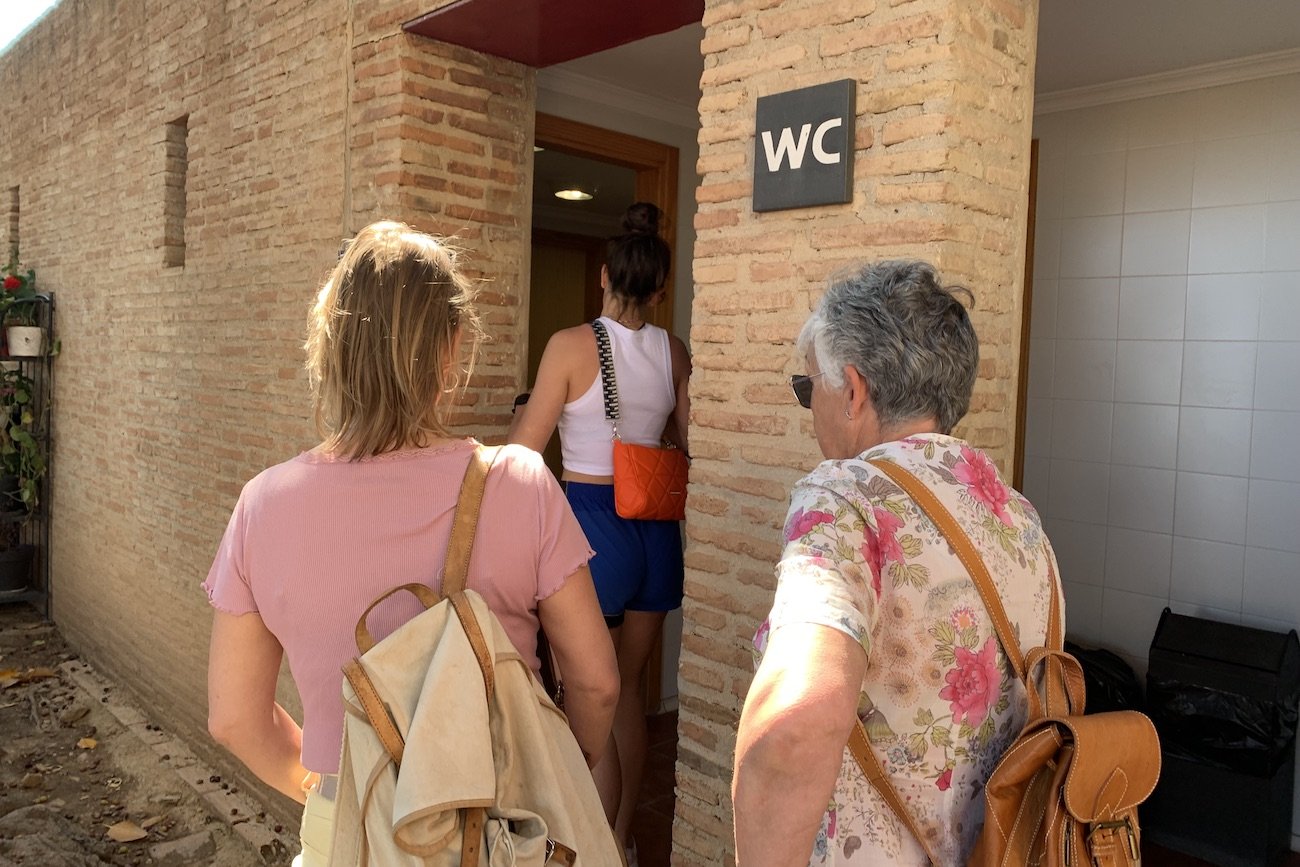 Kolejki do damskiej toalety to plaga. Politycy nie biorą pod uwagę potrzeb kobiet ustanawiając przepisy o sanitariatach.