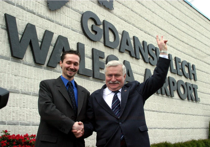 Lech Wałęsa z synem Jarosławem podczas uroczystości nadania lotnisku w Gdańsku jego imienia.