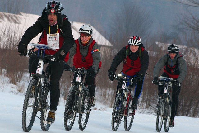 Uczestnicy rajdu przygodowego jadą w 4-osobowych zespołach. W ich skład wchodzi przynajmniej jedna kobieta.