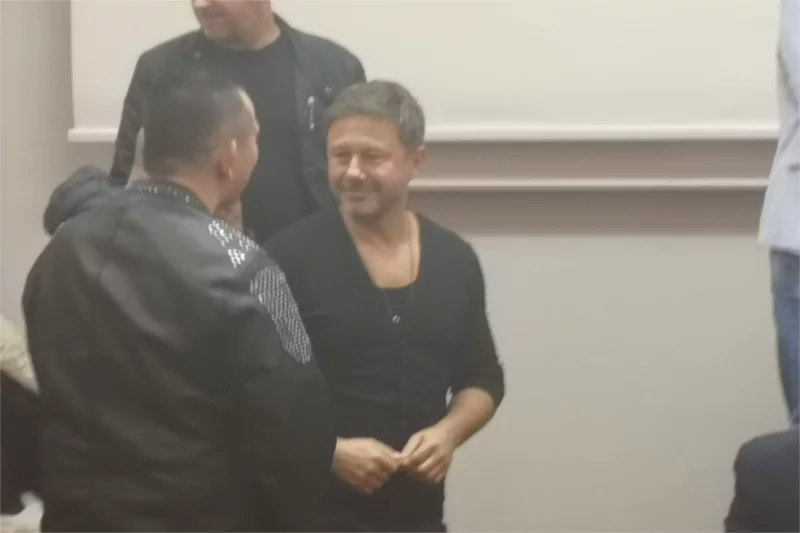Niespodziewany gość na spotkaniu z Robertem Biedroniem – Andrzej Piaseczny.