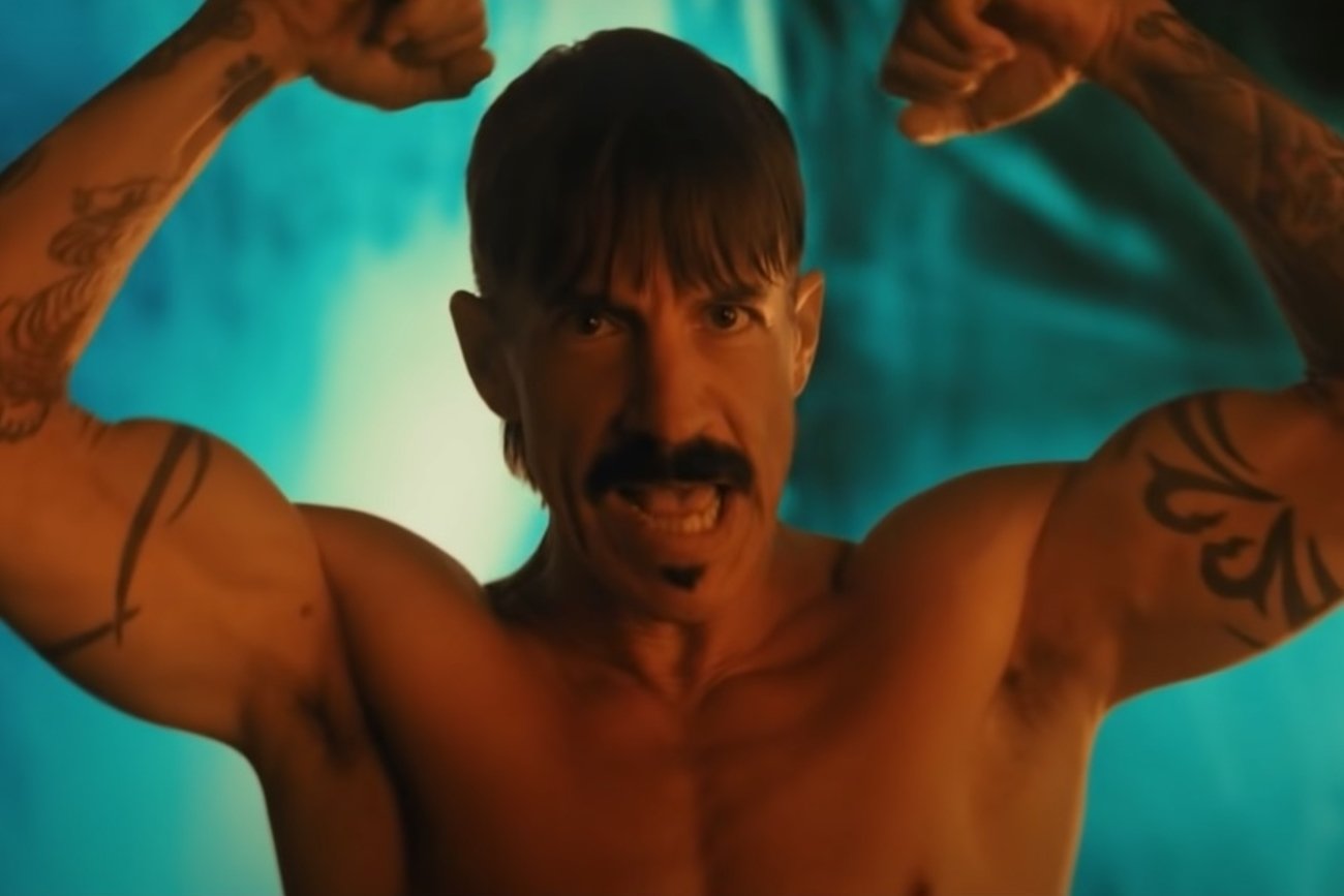 Red Hot Chili Peppers wrócili z nowym kawałkiem i teledyskiem.