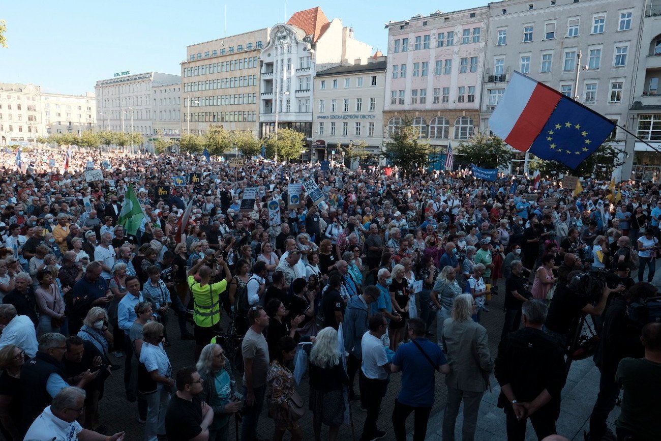 Protest w obronie TVN i wolnych mediów w Poznaniu.