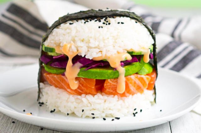 Sushi-burger może mieć w sobie wszystko - tu w wersji klasycznej, z łososiem.