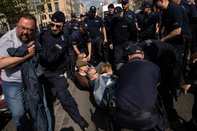 Przepychanki na trasie Marszu Suwerenności.