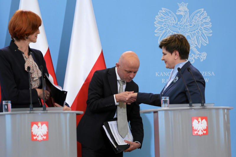 Minister rodziny, pracy i polityki socjalnej Elżbieta Rafalska , minister finansów Paweł Szałamacha i premier Beata Szydło podczas konferencji prasowej po posiedzeniu rządu.