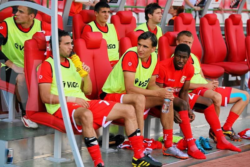 Piłkarze muszą odpocząć, jest za gorąco.