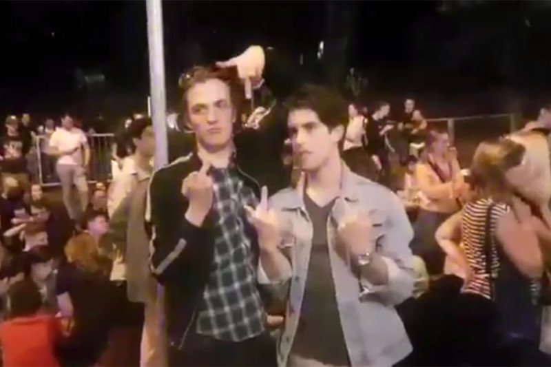 Gdy młodzi Polacy masowo protestowali przeciwko autorytarnym działaniom PiS, ich rówieśnicy z TVP Info pokazywali im... "fucki".