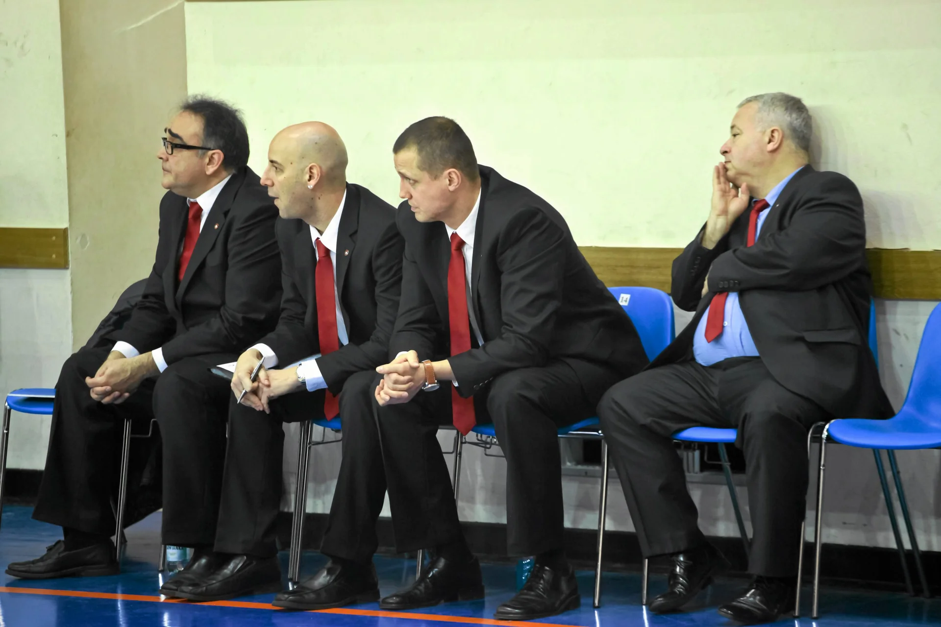 Za obrazę Jarosława Kaczyńskiego został zawieszony w funkcji prezesa. Piotr Dunin-Suligostowski (pierwszy z prawej) ostro napisał i zarząd TS Wisła Kraków również łagodny dla niego nie był.
