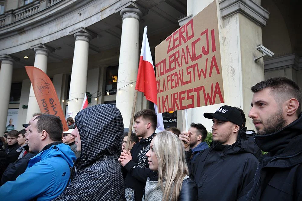 Zdjęcie narodowców podczas manifestu pod tęczą