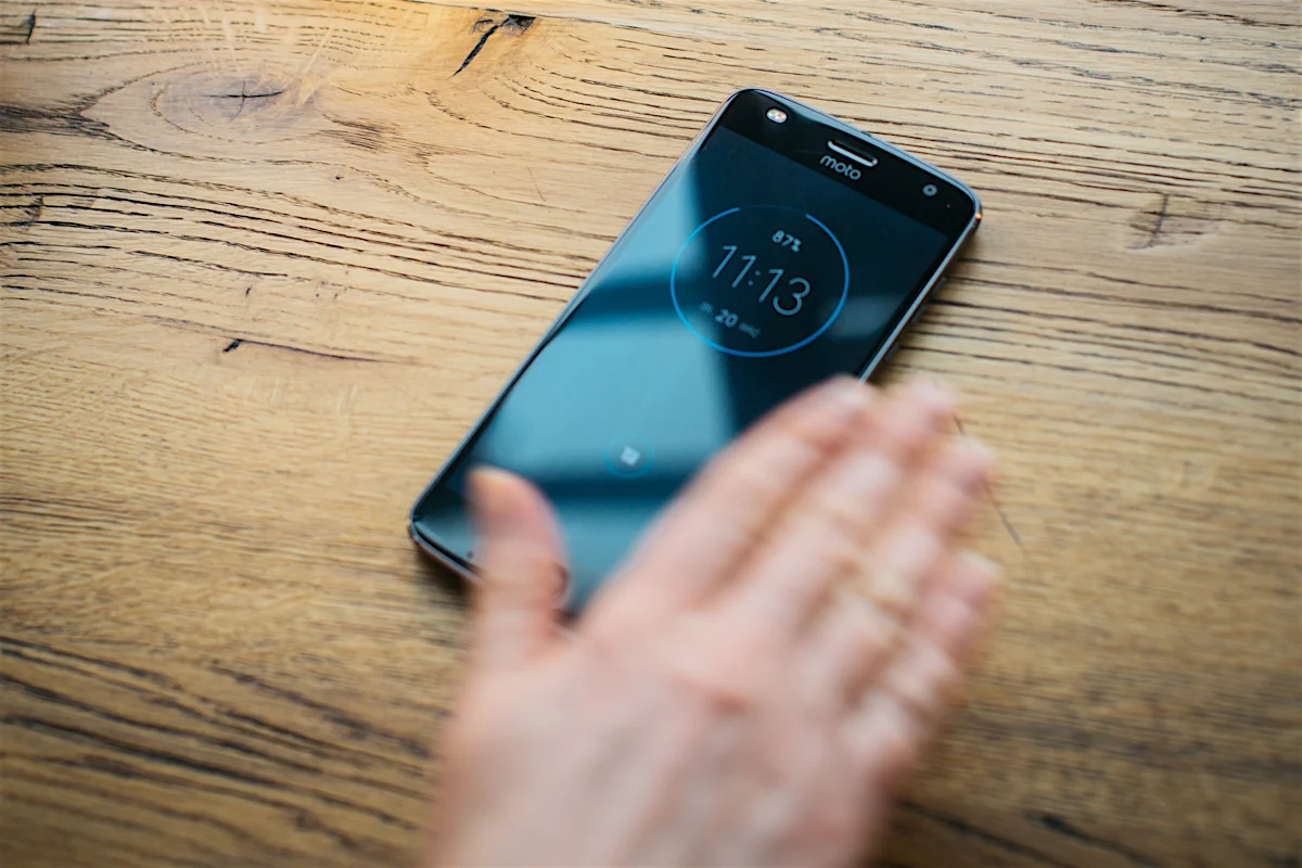 Kiedy telefon leży na biurku, a wyświetlacz jest nieaktywny, wystarczy gest dłoni nad ekranem, by ten wyświetlił godzinę.