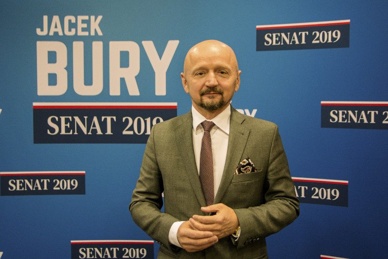 Jacek Bury mówi, że najlepiej czuje się w tematach gospodarczych i związanych z edukacją.