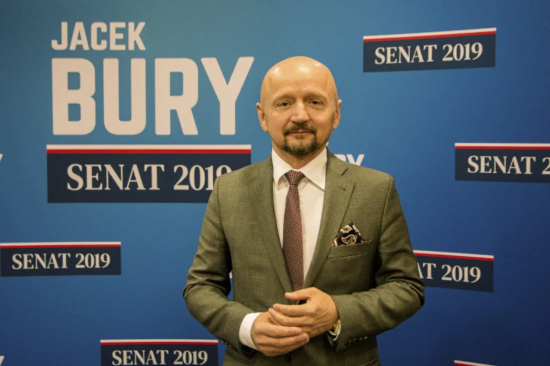 Jacek Bury mówi, że najlepiej czuje się w tematach gospodarczych i związanych z edukacją.