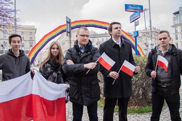 Forum Młodych PiS przekonuje, że plac Zbawiciela powinien być "biało-czerwony, a nie tęczowy"