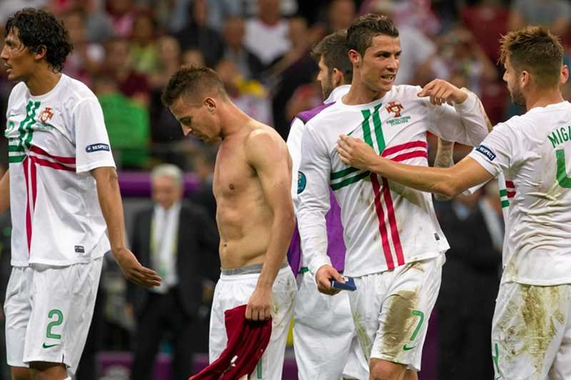 Portugalczycy grają bardziej zespołowo, zespołowo się też cieszą po udanym meczu.