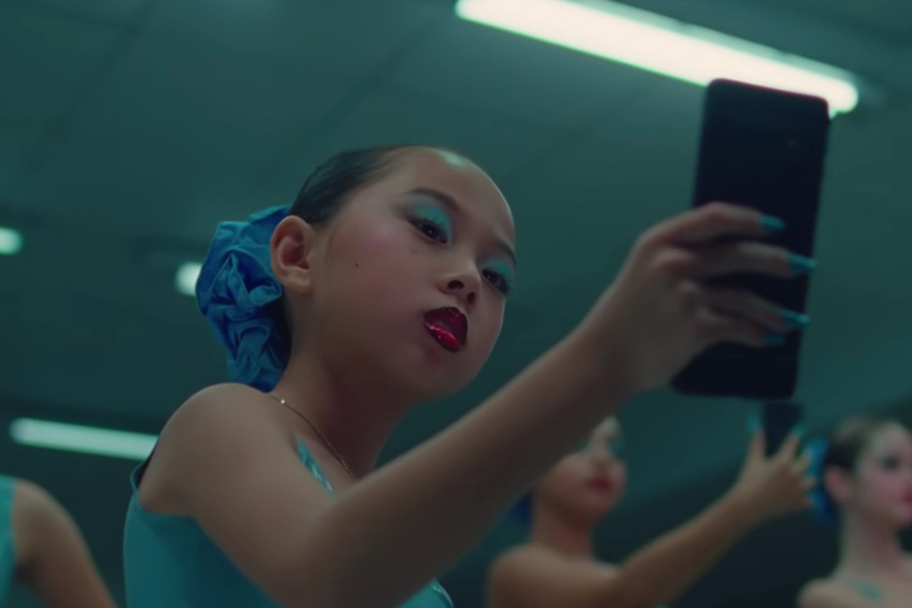 Kadr z nowego teledysku piosenki "Beautiful" Christiny Aguilery.