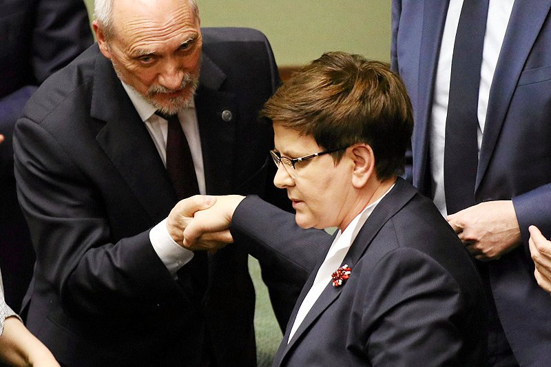 Po wczorajszym wystąpieniu Antoni Macierewicz nie mógł nadziękować się premier Beacie Szydło za to, że w jego obronie zaatakowała Unię Europejską.