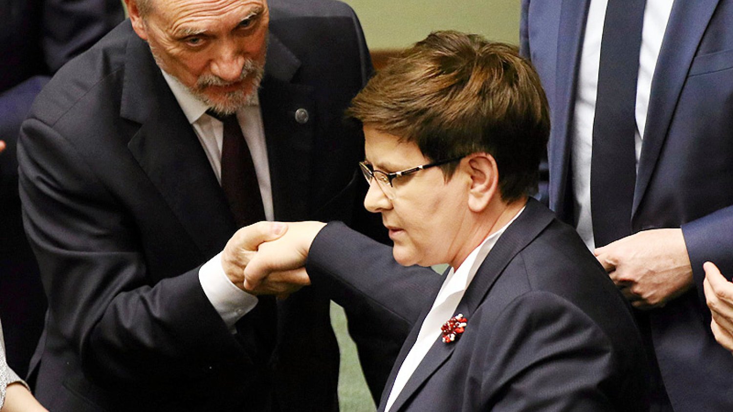 Po wczorajszym wystąpieniu Antoni Macierewicz nie mógł nadziękować się premier Beacie Szydło za to, że w jego obronie zaatakowała Unię Europejską.