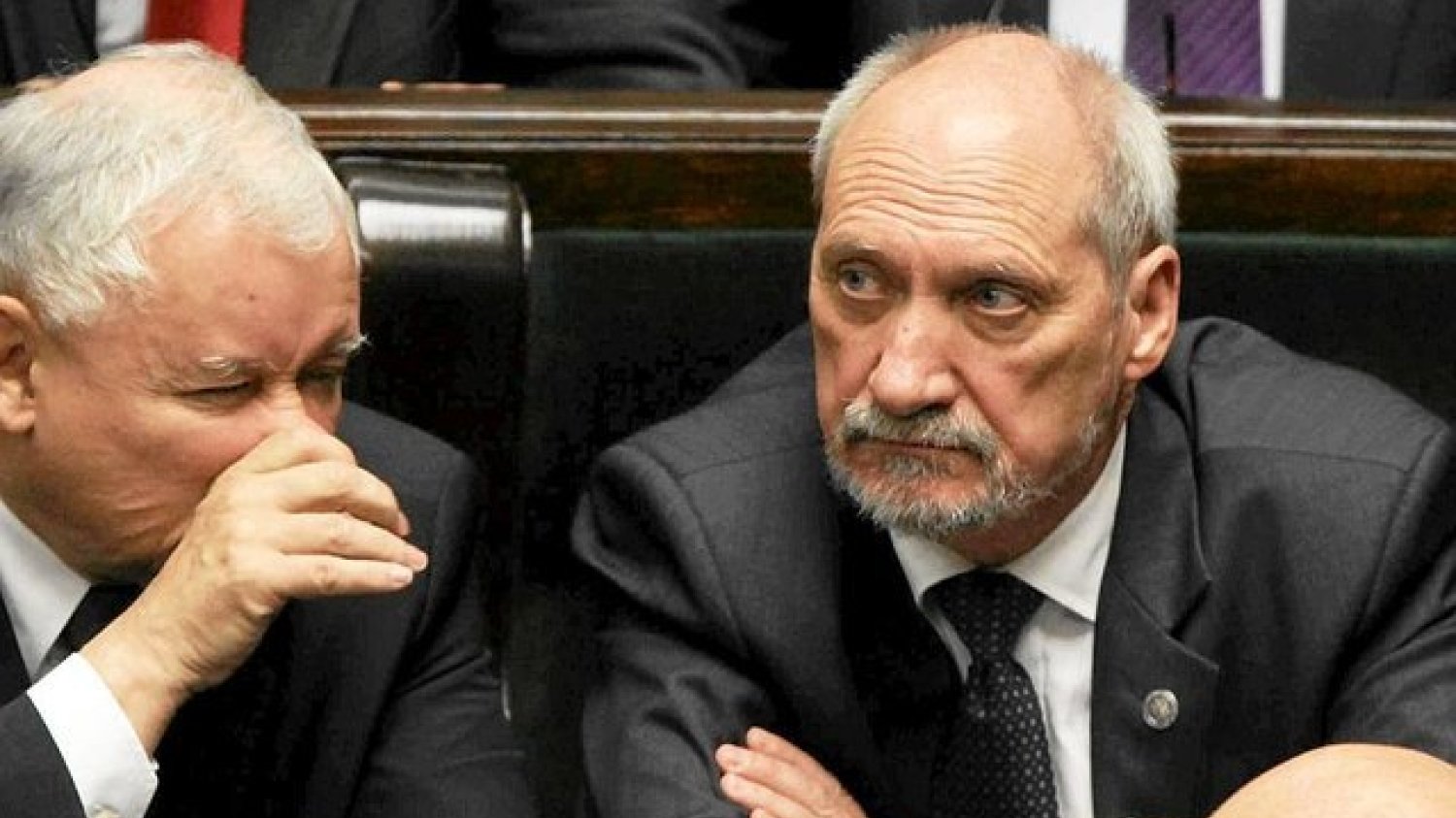 Antoni Macierewicz wolał zaatakować Lecha Wałęsę niż odeprzeć zarzuty o kontakty szefostwa MON z Rosją. Andrzej Saramonowicz skomentował to w sposób, który wywołał dyskusję tylko pogarszającą sytuację wiceprezesa PiS.