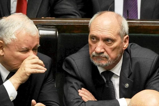 Antoni Macierewicz wolał zaatakować Lecha Wałęsę niż odeprzeć zarzuty o kontakty szefostwa MON z Rosją. Andrzej Saramonowicz skomentował to w sposób, który wywołał dyskusję tylko pogarszającą sytuację wiceprezesa PiS.