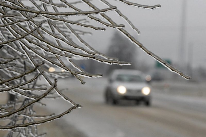 IMGW wydało ostrzeżenia pierwszego stopnia przed marznącym deszczem.