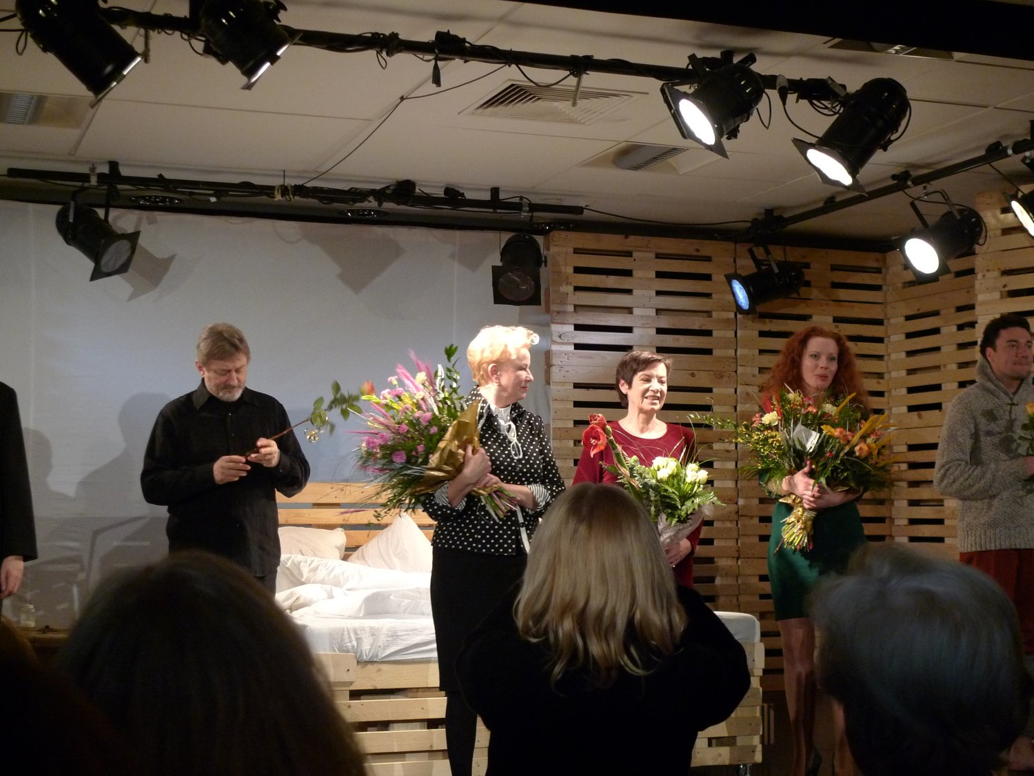 Foto z premiery, pierwszy z lewej Andrzej Jagodziński - jego trio stanowi część spektaklu, dalej autorka Krystyna Kofta, oraz aktorzy, Barbara Dziekan w roli matki, Katarzyna Cygler i Dominik Bąk.