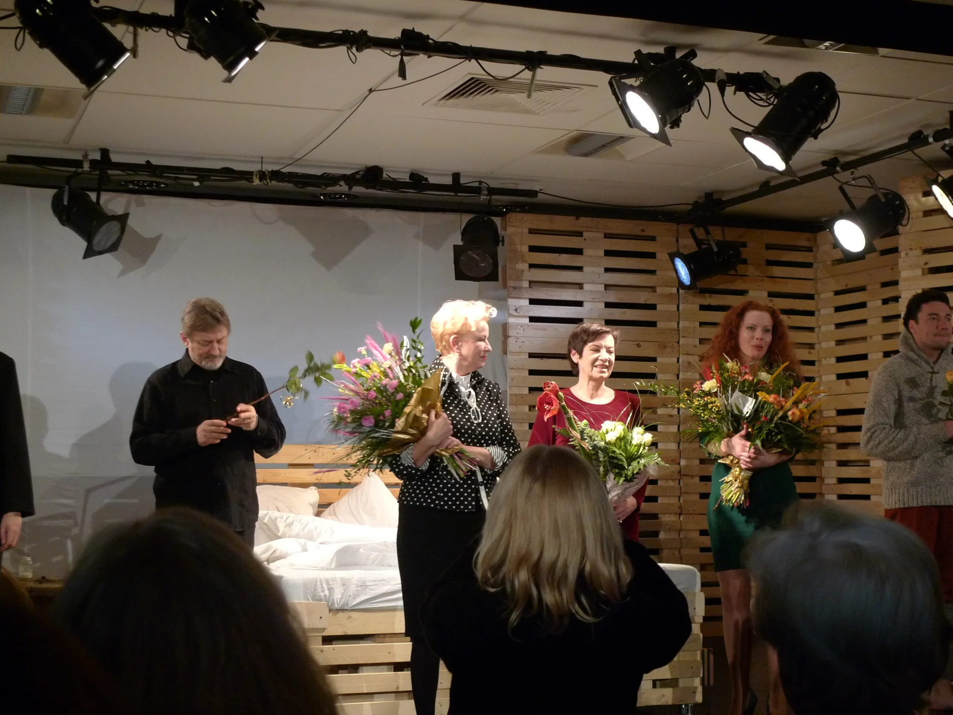 Foto z premiery, pierwszy z lewej Andrzej Jagodziński - jego trio stanowi część spektaklu, dalej autorka Krystyna Kofta, oraz aktorzy, Barbara Dziekan w roli matki, Katarzyna Cygler i Dominik Bąk.