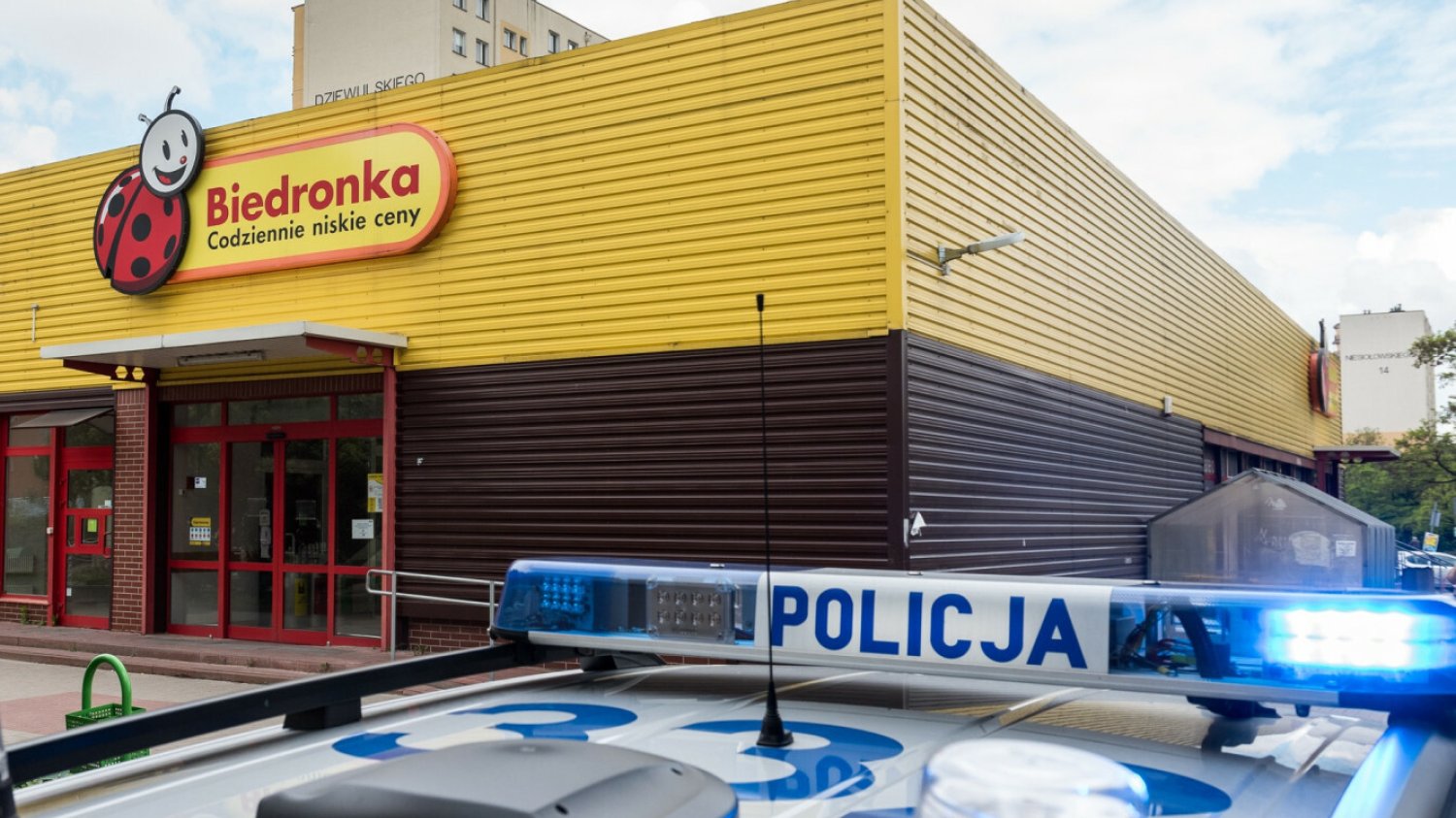 Odkryli przeterminowane rzeczy w Biedronce, więc wezwali policję. Sieć chce podjąć kroki prawne 366 przeterminowanych produktów w Biedronce w Tomaszowie. Co na to słynna sieć handlowa?