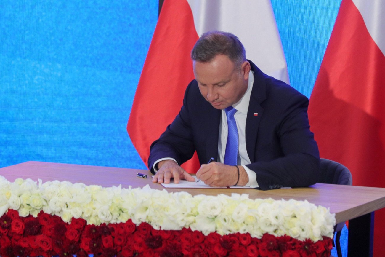 Prezydent Andrzej Duda podpisał tzw. Lex Izera, specustawę dotyczącą Stalowej Woli i Jaworzna. Ustawa wzbudziła kontrowersje.