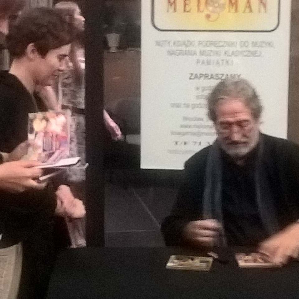 Jordi Savall podpisuje płytę redaktorce Racjonalista.tv, Kai Bryx