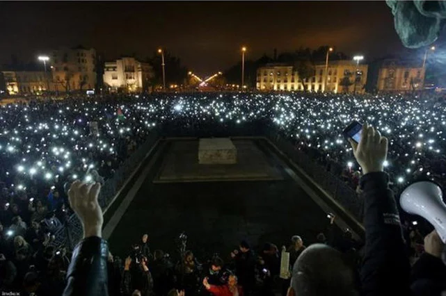 Tak Węgrzy protestowali przeciwko podwyżkom cen i ograniczaniu w ten sposób dostępu do internetu.