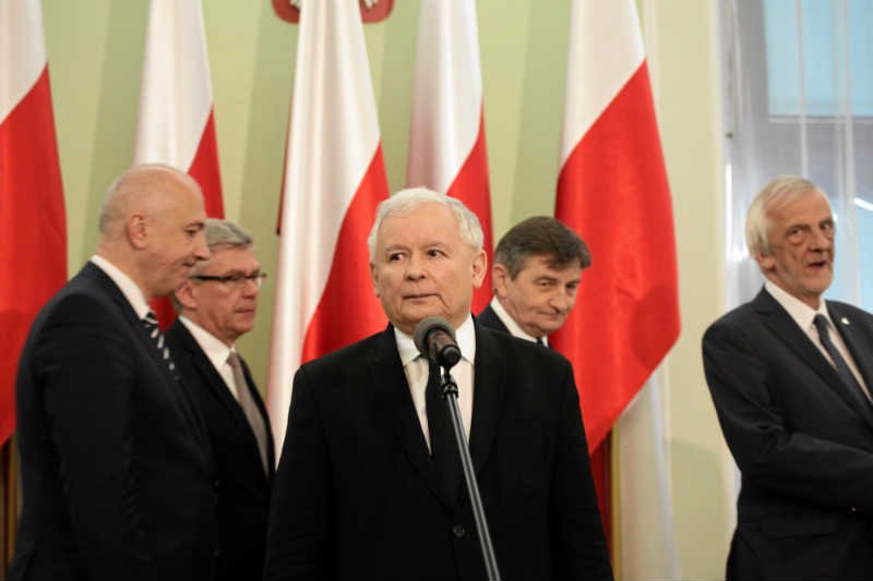 Jarosław Kaczyński chce przyznać sobie możliwość odbierania posłom mandatów poselskich pod byle pretekstem.