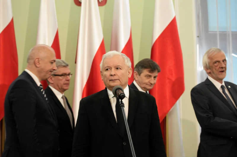 Jarosław Kaczyński chce przyznać sobie możliwość odbierania posłom mandatów poselskich pod byle pretekstem.