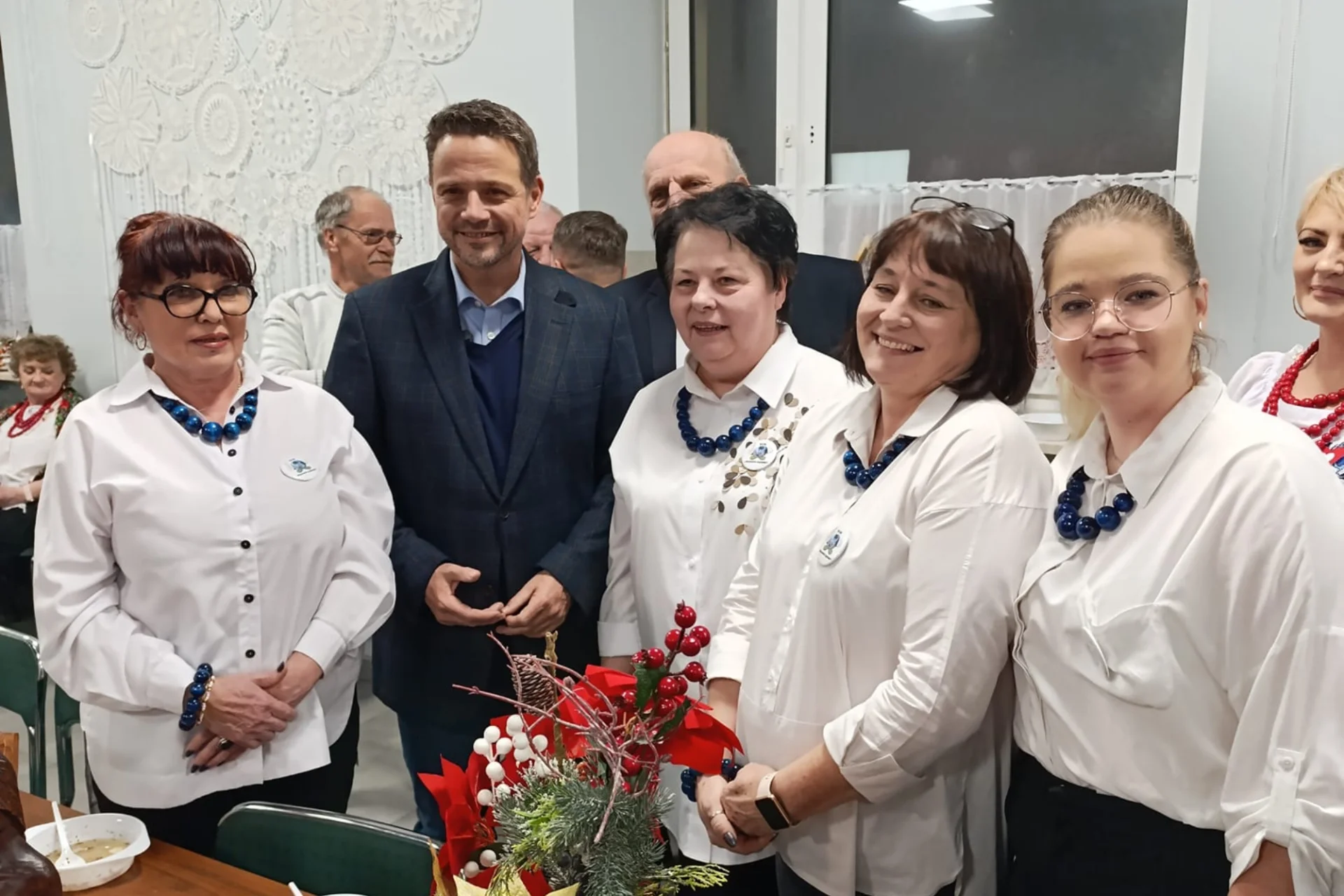Kandydat KO na prezydenta Rafał Trzaskowski tańczył z Kołem Gospodyń Wiejskich. Rafał Trzaskowski tańczył z Kołem Gospodyń Wiejskich.