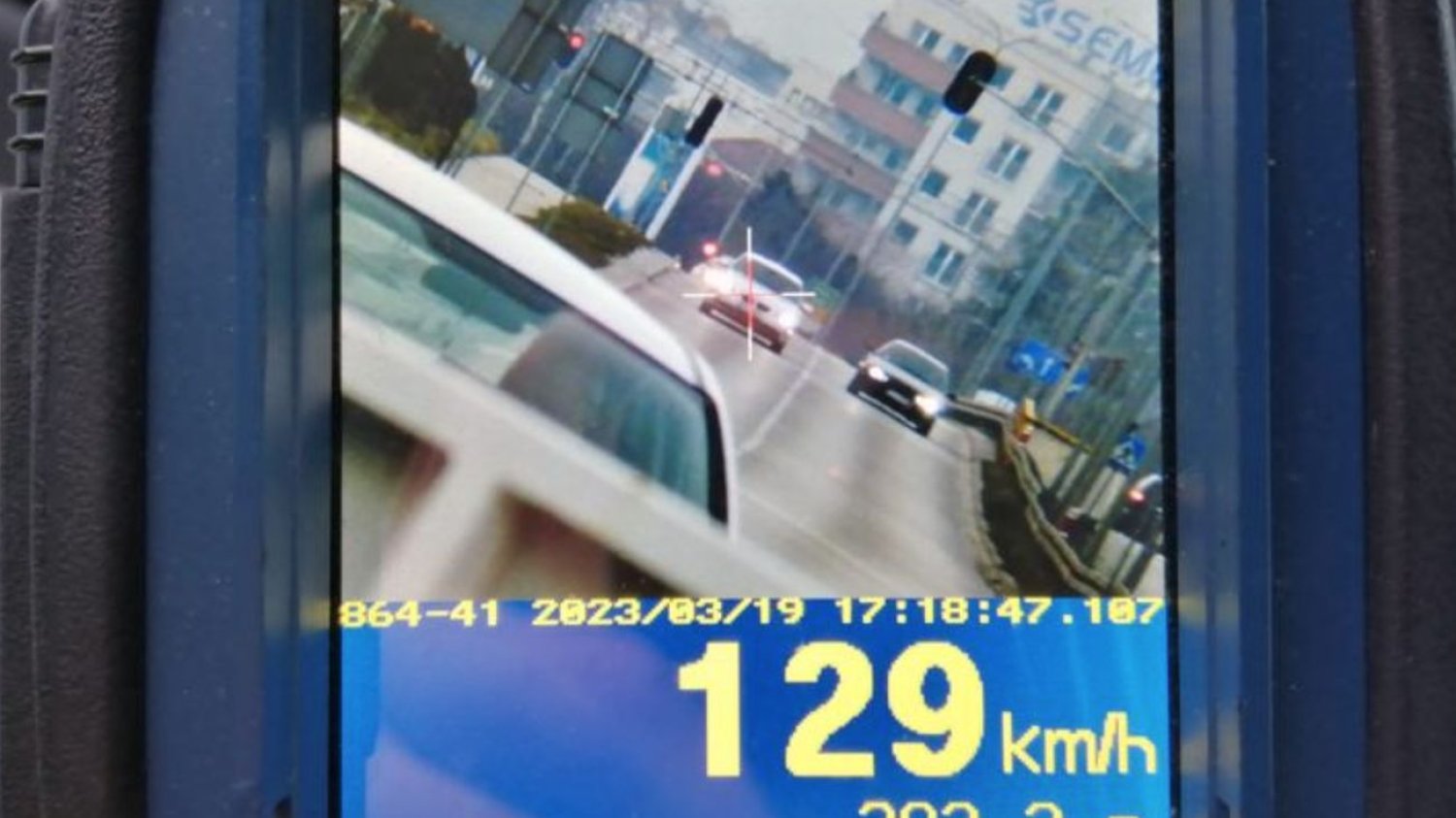 Kierowca zwolnił tylko na chwilę i myślał, że uniknął mandatu.