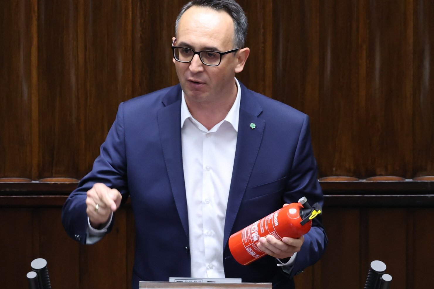 Awantura w Sejmie. Jeden z posłów PSL przyszedł na mównicę z gaśnicą.