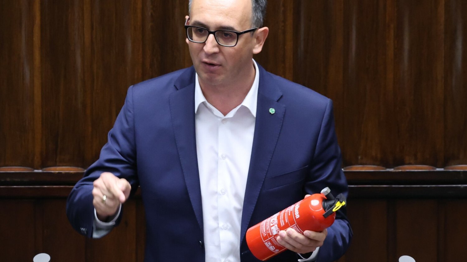 Awantura w Sejmie. Jeden z posłów PSL przyszedł na mównicę z gaśnicą.