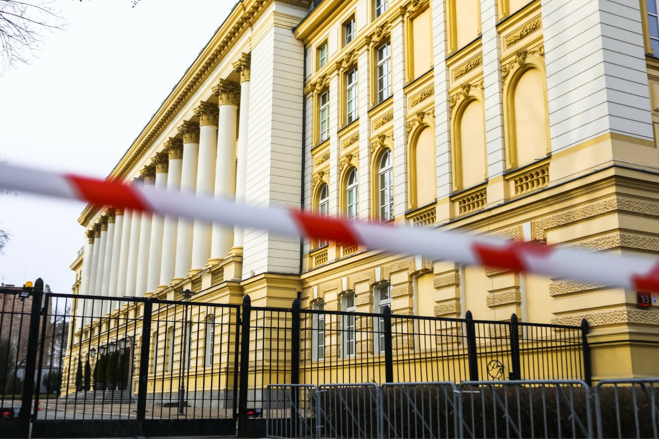 Tajemnicza ciecz rozlana przed KPRM. Sprawca jest już w rękach policji