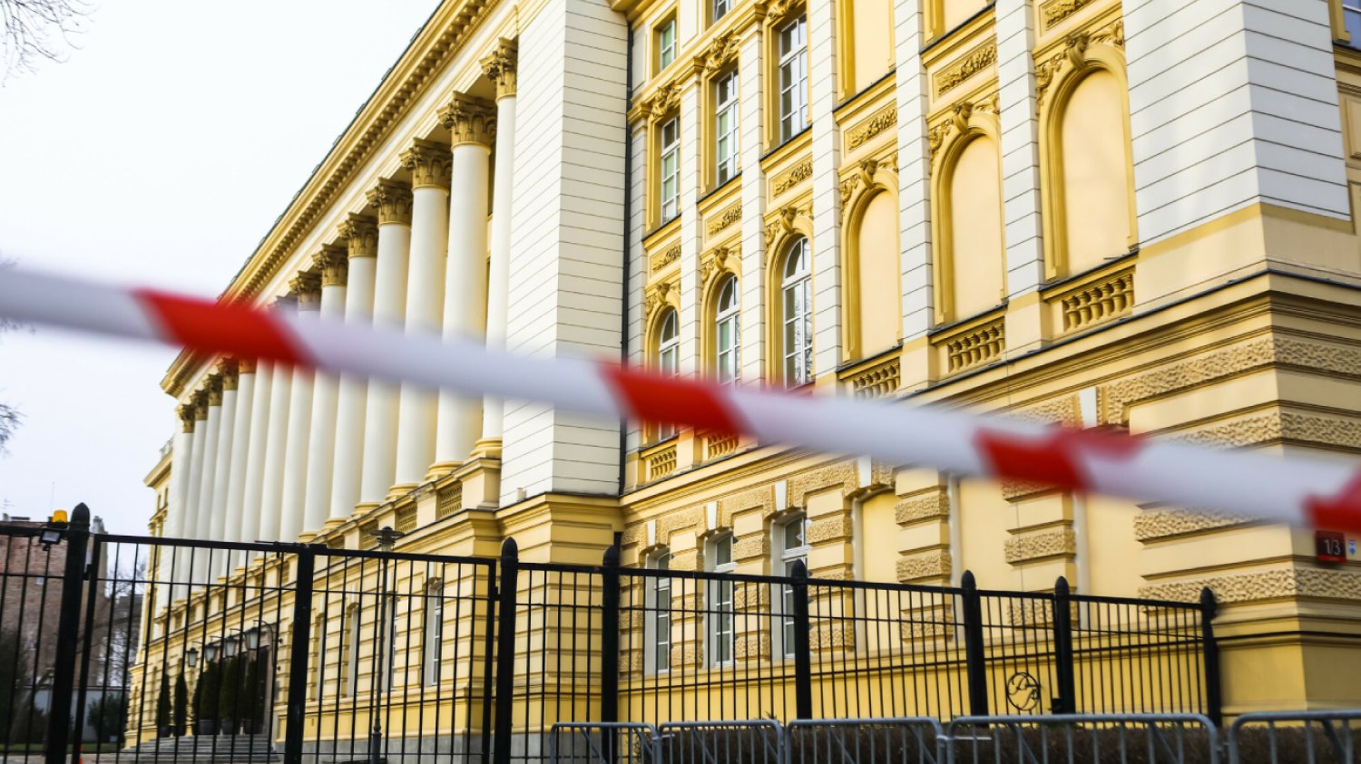 Tajemnicza ciecz rozlana przed KPRM. Sprawca jest już w rękach policji